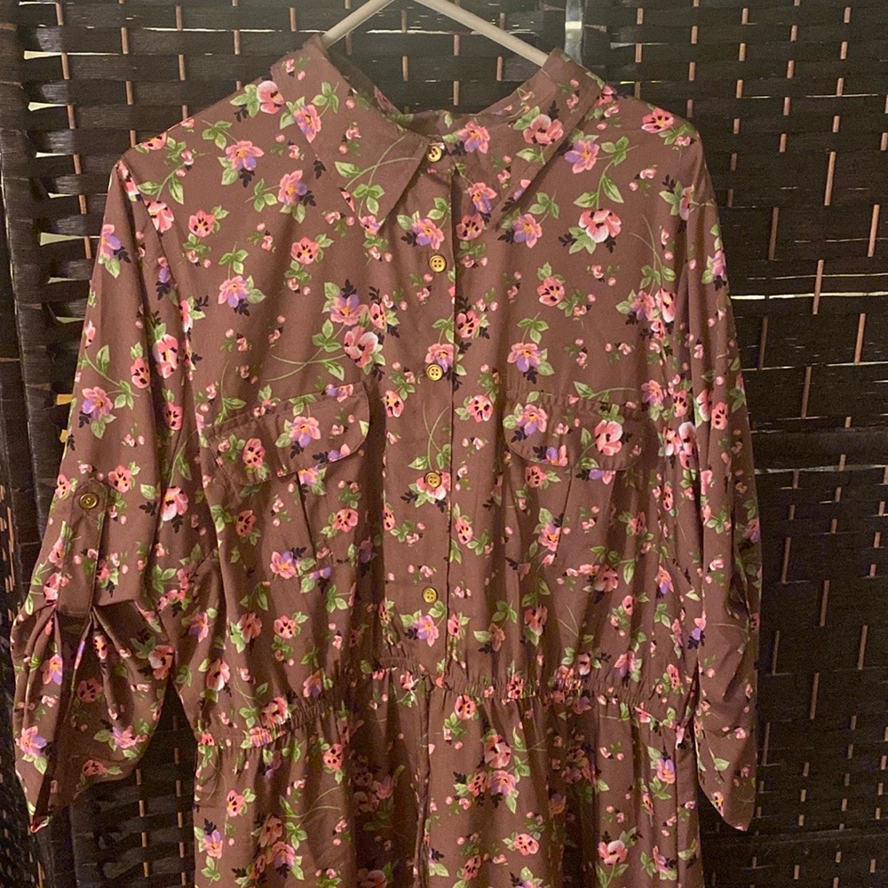 • Collared floral Dress •